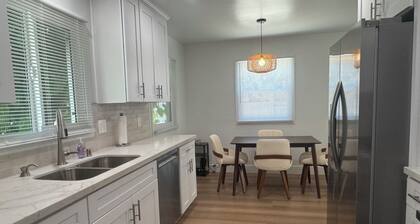 Charming 1-bedroom cottage in lovely Port Hueneme w/AC and off street parking