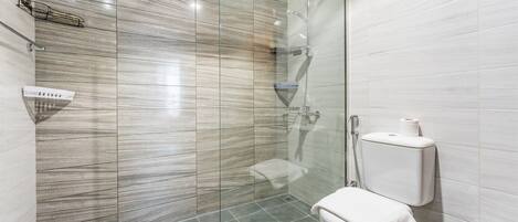 Doccia, asciugacapelli, bidet, asciugamani