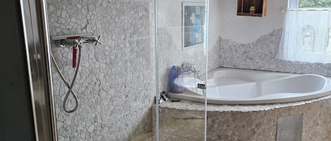 Ducha, artículos de higiene personal ecológicos y secador de pelo