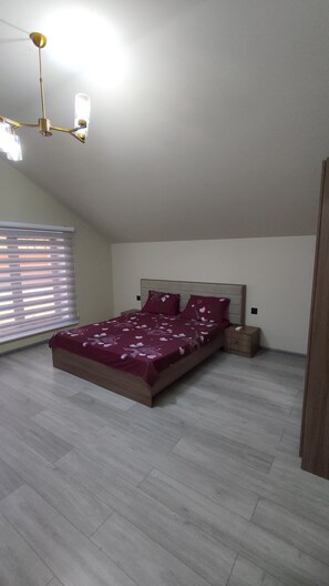 4 bedrooms, iron/ironing board, internet, bed sheets