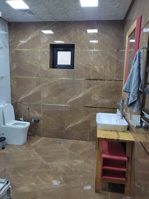 Jetted tub, hair dryer, towels, toilet paper