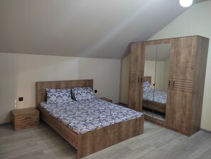 4 bedrooms, iron/ironing board, Internet, bed sheets - Spacious 4-bedroom villa in charming Baku with AC (Baku)