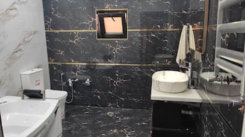 Whirlpool, Haartrockner, Handtücher, Toilettenpapier