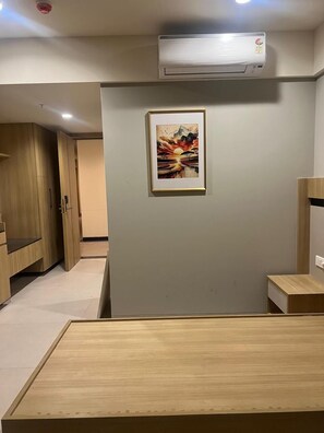 Chambre double ou avec lits jumeaux | Coffre-fort, bureau, espace de travail pour ordinateurs portables