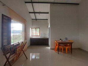 Suite – junior, terrasse, hageutsikt | Oppholdsområde