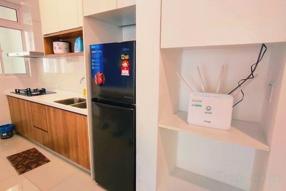 Private kitchen | Microwave, stovetop, cookware/dishes/utensils
