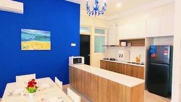 Basic Apartment, Non Smoking, City View | Ruang makan