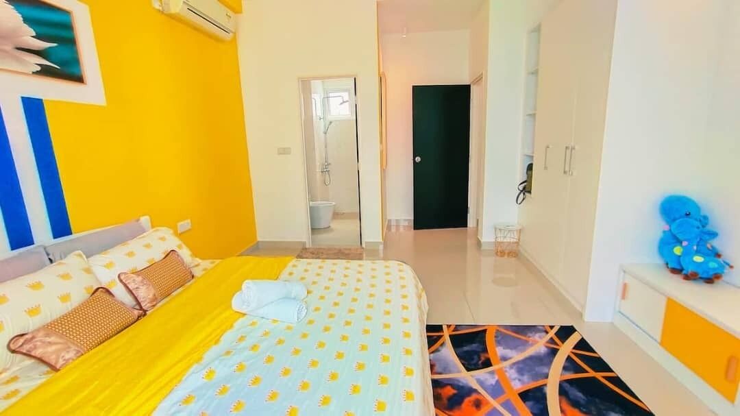 Une chambre avec un lit, une salle de bain avec une douche et une armoire.