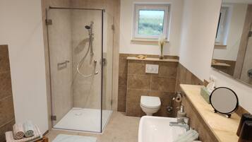 Dusche, Haartrockner, Handtücher