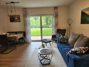 TV - Holiday Apartment '5 Traminer' with Mountain View, Shared Terrace and Wi-Fi (Iphofen)