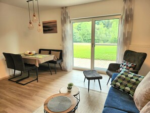 TV - Holiday Apartment '5 Traminer' with Mountain View, Shared Terrace and Wi-Fi (Iphofen)