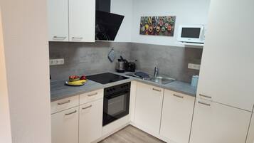 Frigorífico, microondas, horno y placa de cocina