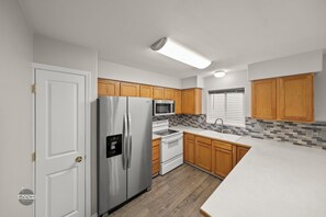 冷蔵庫、電子レンジ、オーブン、コンロ