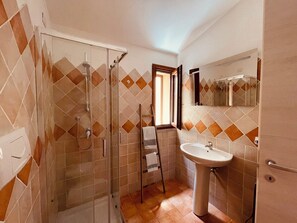 Dusche, Haartrockner, Bidet, Handtücher
