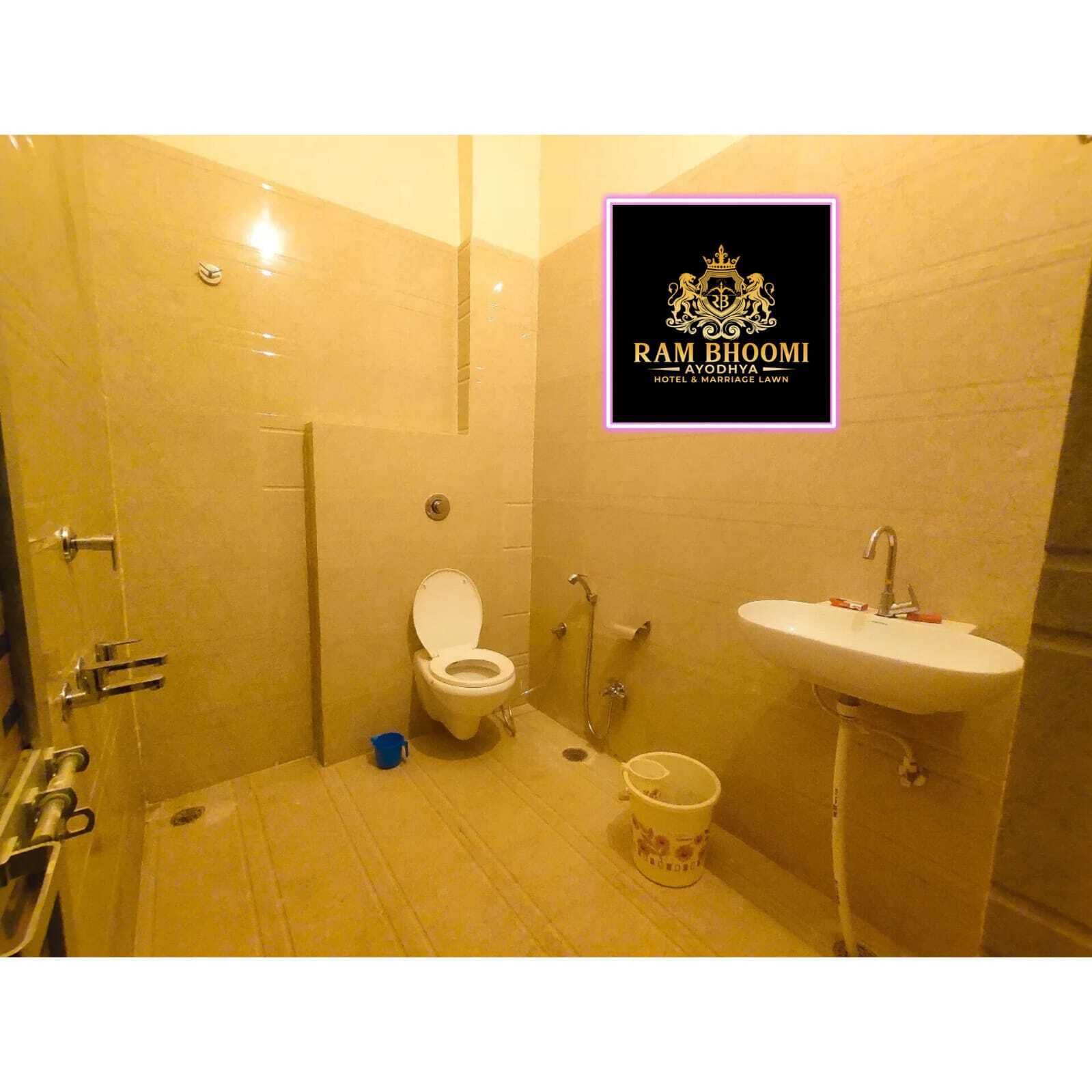 Quadruple Room | Bathroom | Shower, towels, soap, shampoo