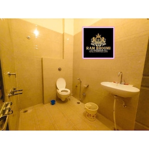 Habitación cuádruple | Baño | Ducha, toallas, jabón y champú