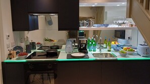 Een koelkast, een microgolfoven, een oven, een kookplaat