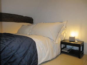 1 slaapkamer, een strijkplank/strijkijzer, gratis wifi, beddengoed