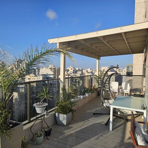 Property grounds - Spacious & Luxurious 5BR in Holon w/ AC, Wi-Fi, Veranda, Parking, Near Tel Aviv (Holon)