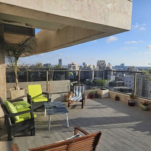 Property grounds - Spacious & Luxurious 5BR in Holon w/ AC, Wi-Fi, Veranda, Parking, Near Tel Aviv (Holon)