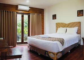 Standard Double or Twin Room, Balcony, Garden View | Desk