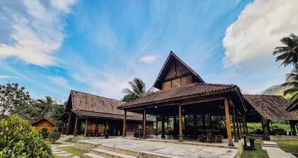 GIRI TENGAH RESORT BOROBUDUR