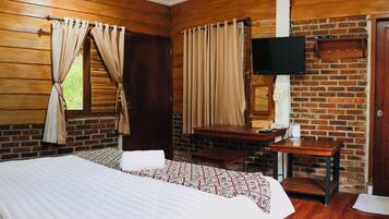 Standard Double or Twin Room, Balcony, Garden View | Desk