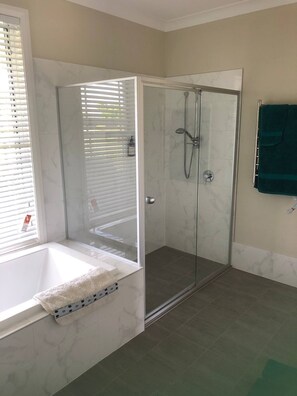 Secadora de cabello, toallas, jabón, papel de baño