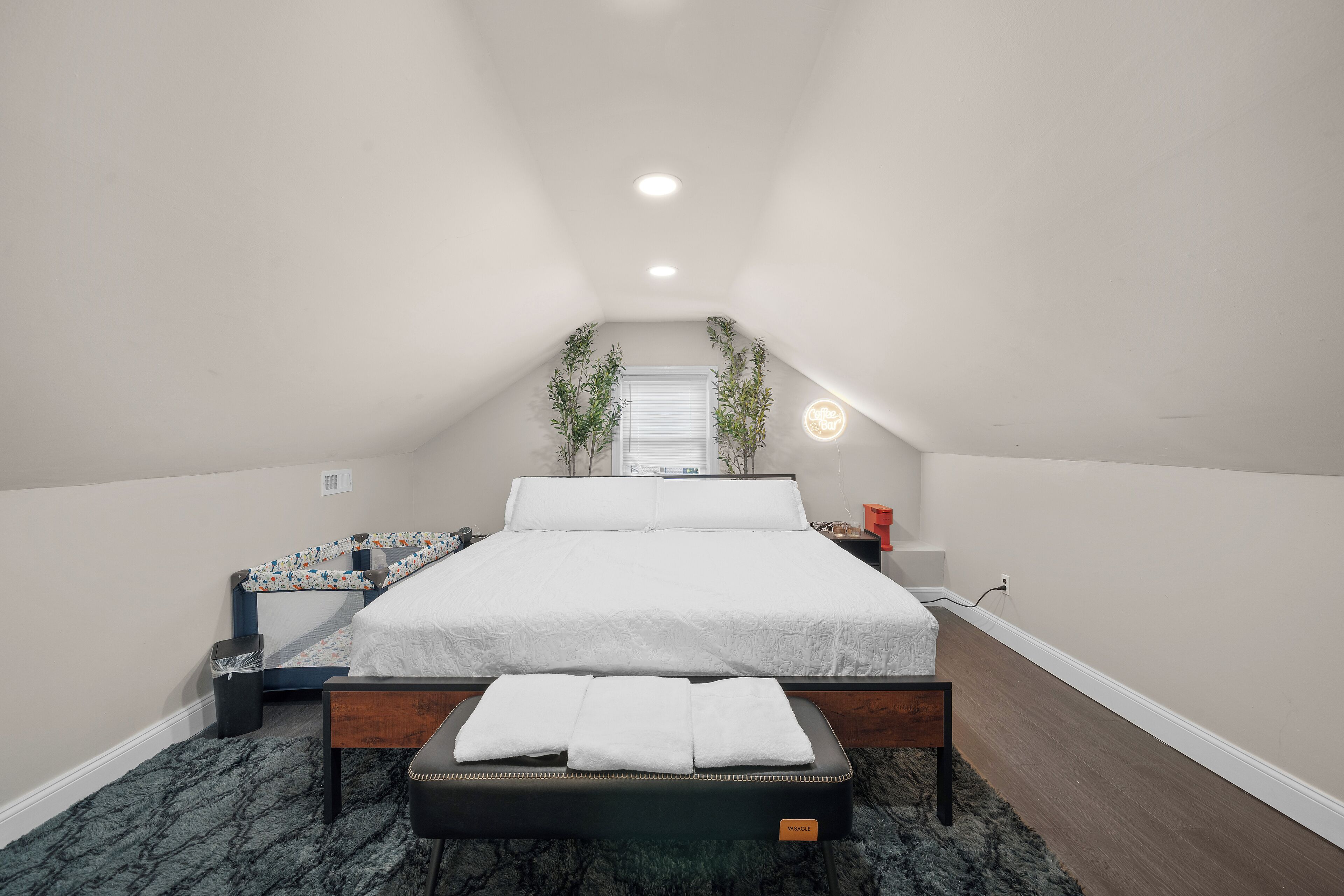 2 chambres, bureau, fer et planche à repasser, lit parapluie