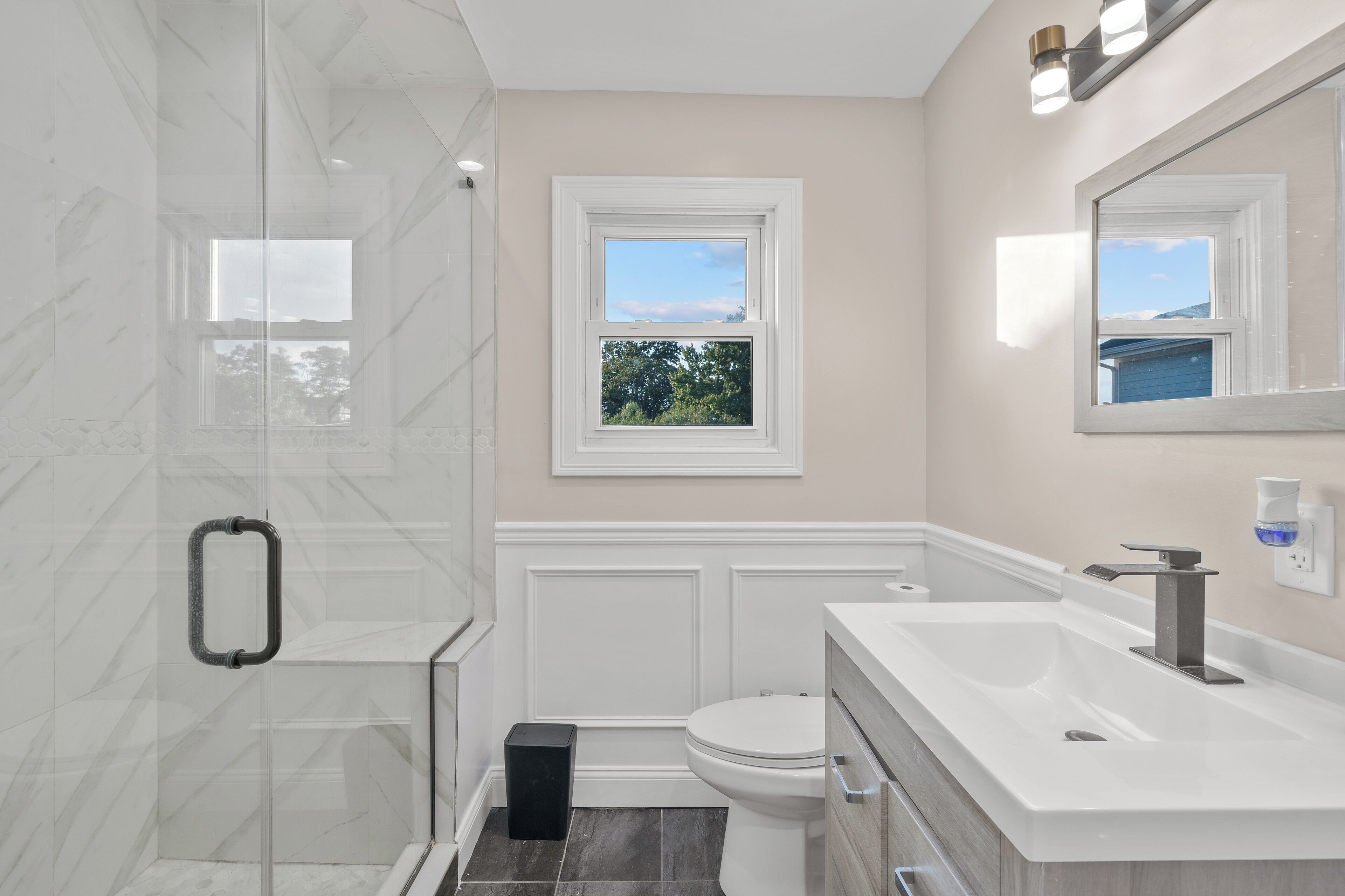 Shower, hair dryer, bidet, towels