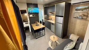 이동 주택 (Mobile Home With Hot Tub And Terrace) | 전용 주방 | 냉장고