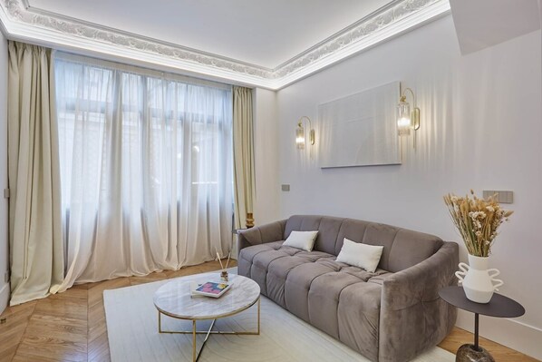 Apartment | Living area - Superb AC Apartment Roosevelt Saint Honore (Paris)