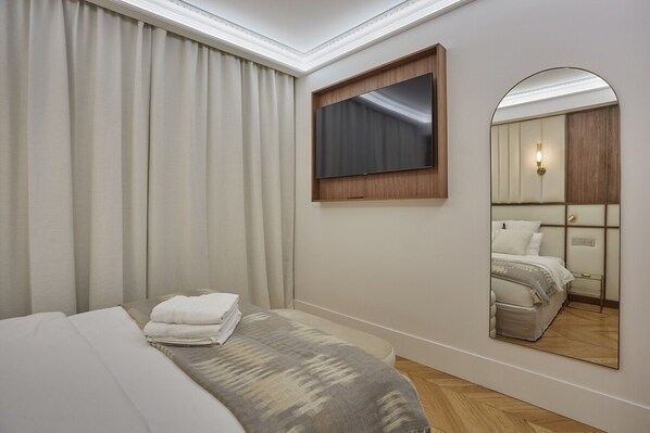 2 bedrooms, laptop workspace, iron/ironing board, bed sheets - Superb AC Apartment Roosevelt Saint Honore (Paris)