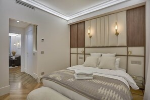 2 bedrooms, laptop workspace, iron/ironing board, bed sheets