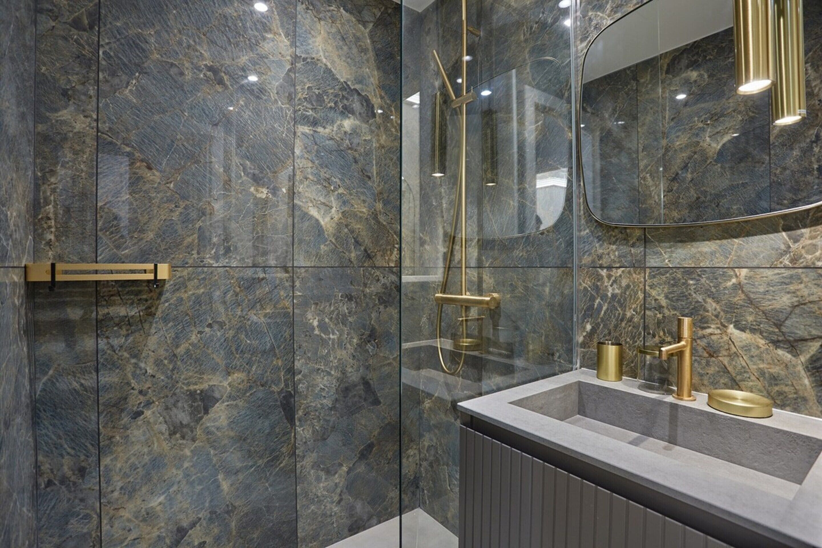 Appartement | Salle de bain | Baignoire, sèche-cheveux, savon, shampoing