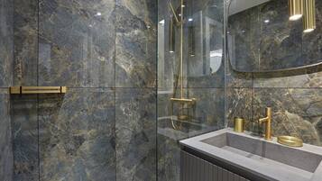 Appartement | Salle de bain | Baignoire, sèche-cheveux, savon, shampoing