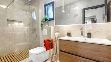 Biệt thự (Villa With Private Pool) | Phòng tắm | Buồng tắm vòi sen, khăn tắm