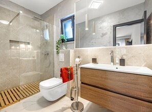 Villa (Villa With Private Pool) | Badeværelse | Bruser, håndklæder