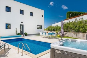 Pool - 🏝️ Villa Alma 5★ with sea view, pool, jacuzzi & sauna (Krk)