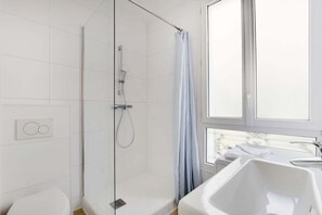 Leilighet | Bad | Hårføner, håndklær og sjampo