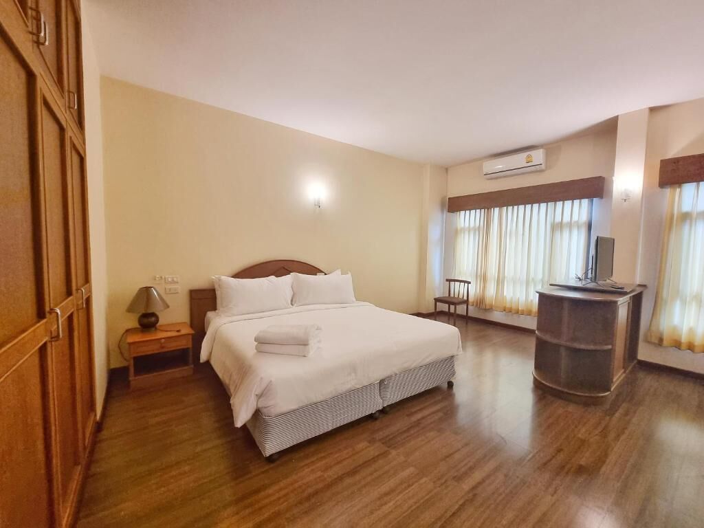 Family Room | Desk, bed sheets