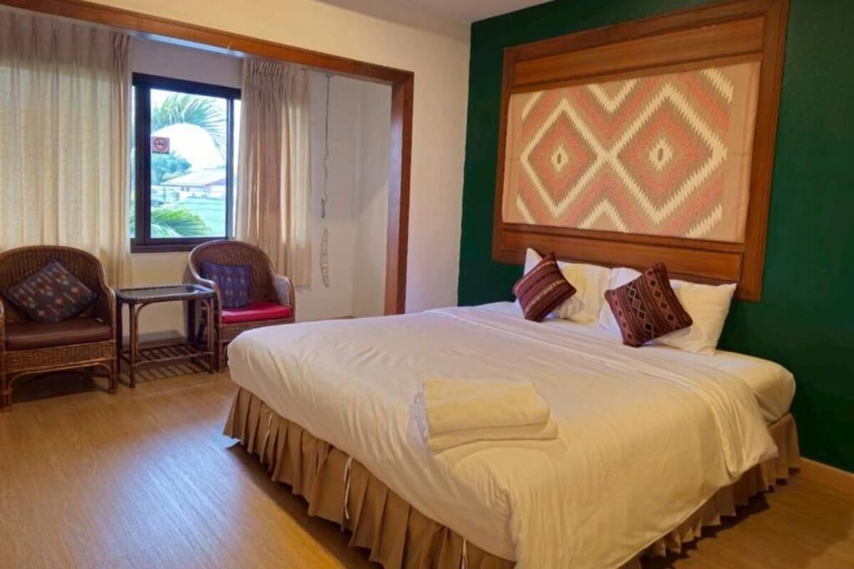 Deluxe Double Room | Desk, bed sheets