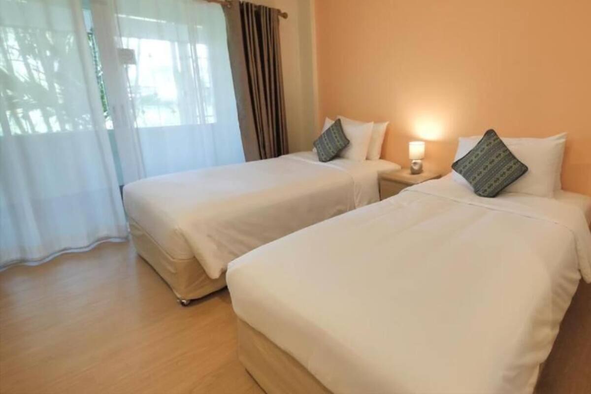 Deluxe Twin Room | Desk, bed sheets
