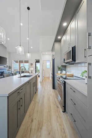 Réfrigérateur, micro-ondes, four, plaque de cuisson