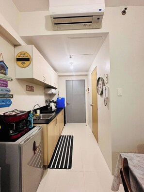 Kylskåp, mikrovågsugn, spishäll och kaffe- och tebryggare