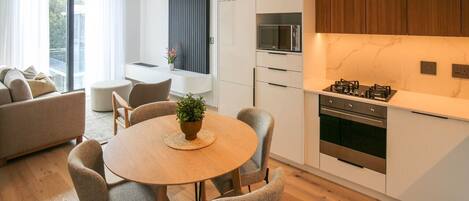 Réfrigérateur, four, cafetière/bouilloire, grille-pain