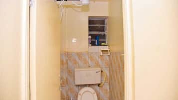 Douche, serviettes fournies, savon, papier toilette