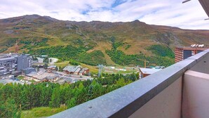 A mountainous landscape with a town below. - Apartment Brelin by Interhome (Les Menuires)