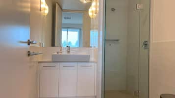 Shower, hair dryer, towels