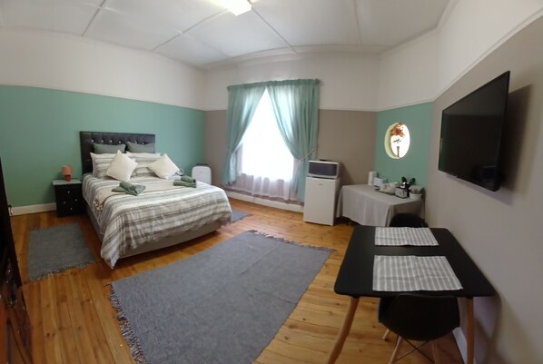 Iron/ironing board, Internet, bed sheets